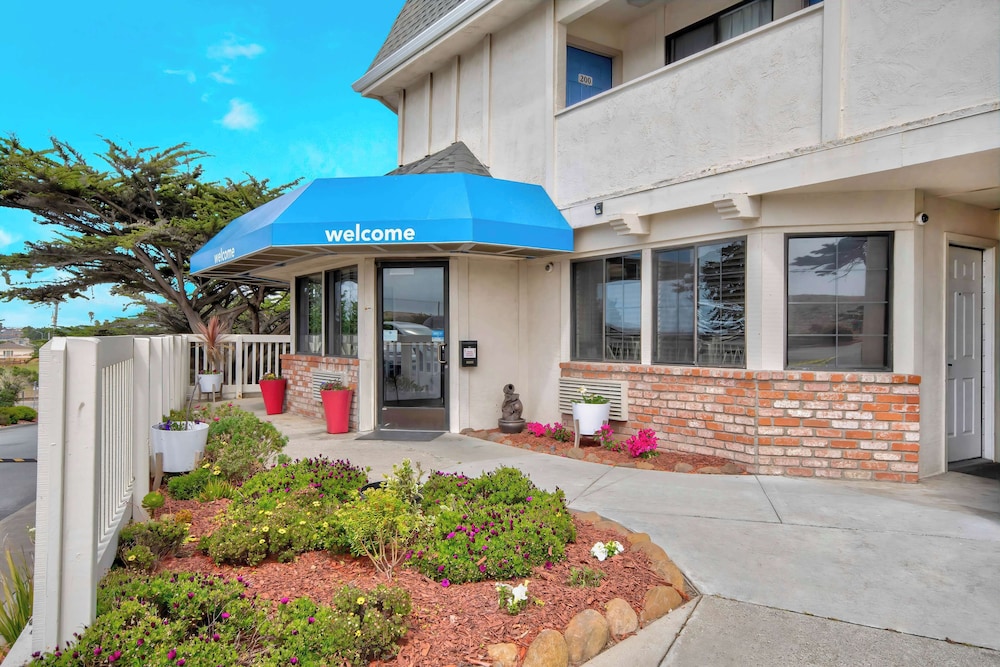 Motel6 Marina, CA - Monterey 48/58