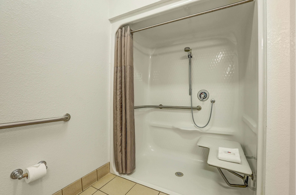 Howard Johnson by Wyndham Lemoore 66/68