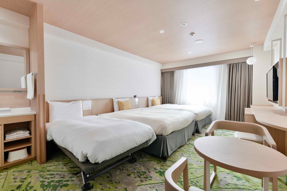 Room, 1 Single and 2 Queen Beds, with Extra Bed