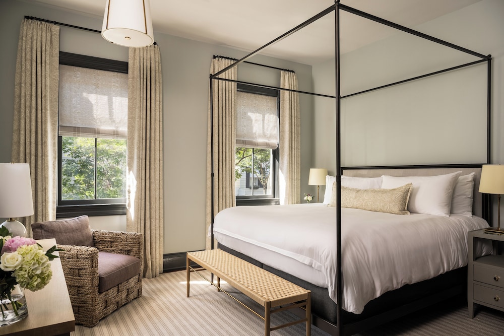 CHARLESTON, DELUXE, KING BED