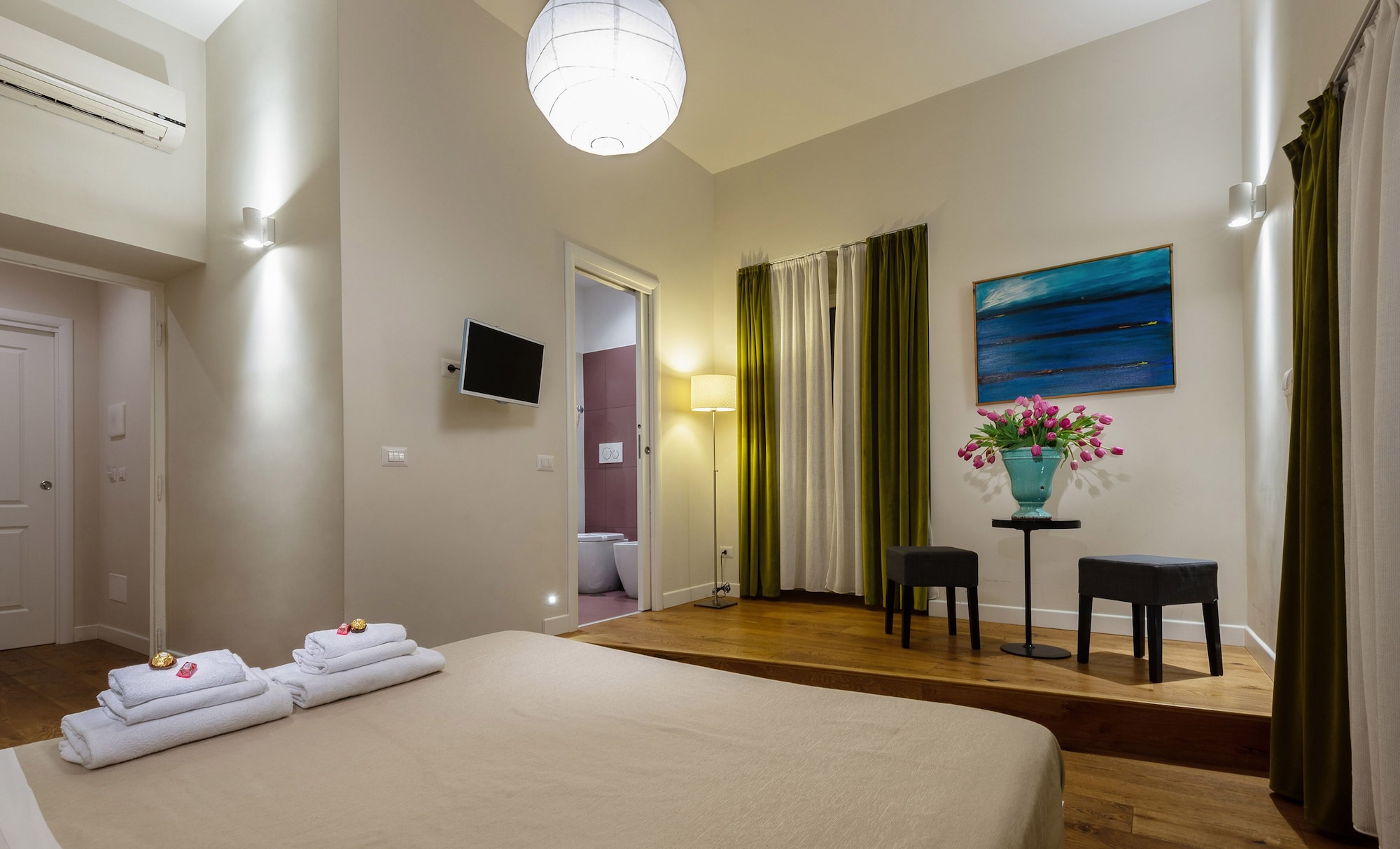DELUXE, DOUBLE BED