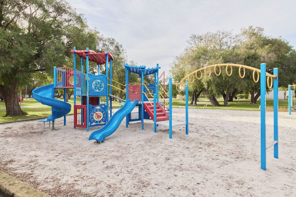 Acclaim Rose Gardens Beachside Holiday Park 39/50