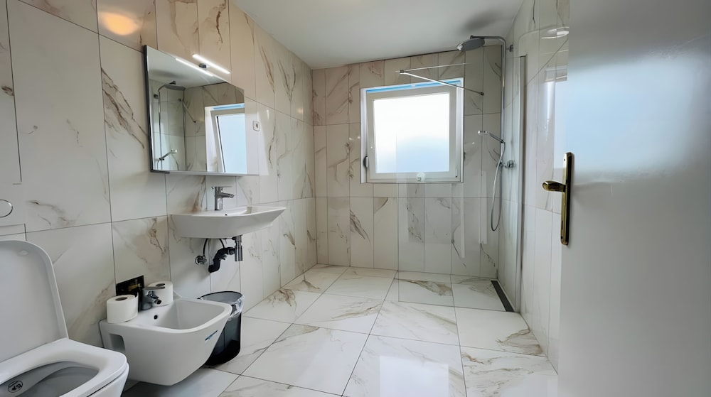 STANDARD, SINGLE, SHARED BATHROOM