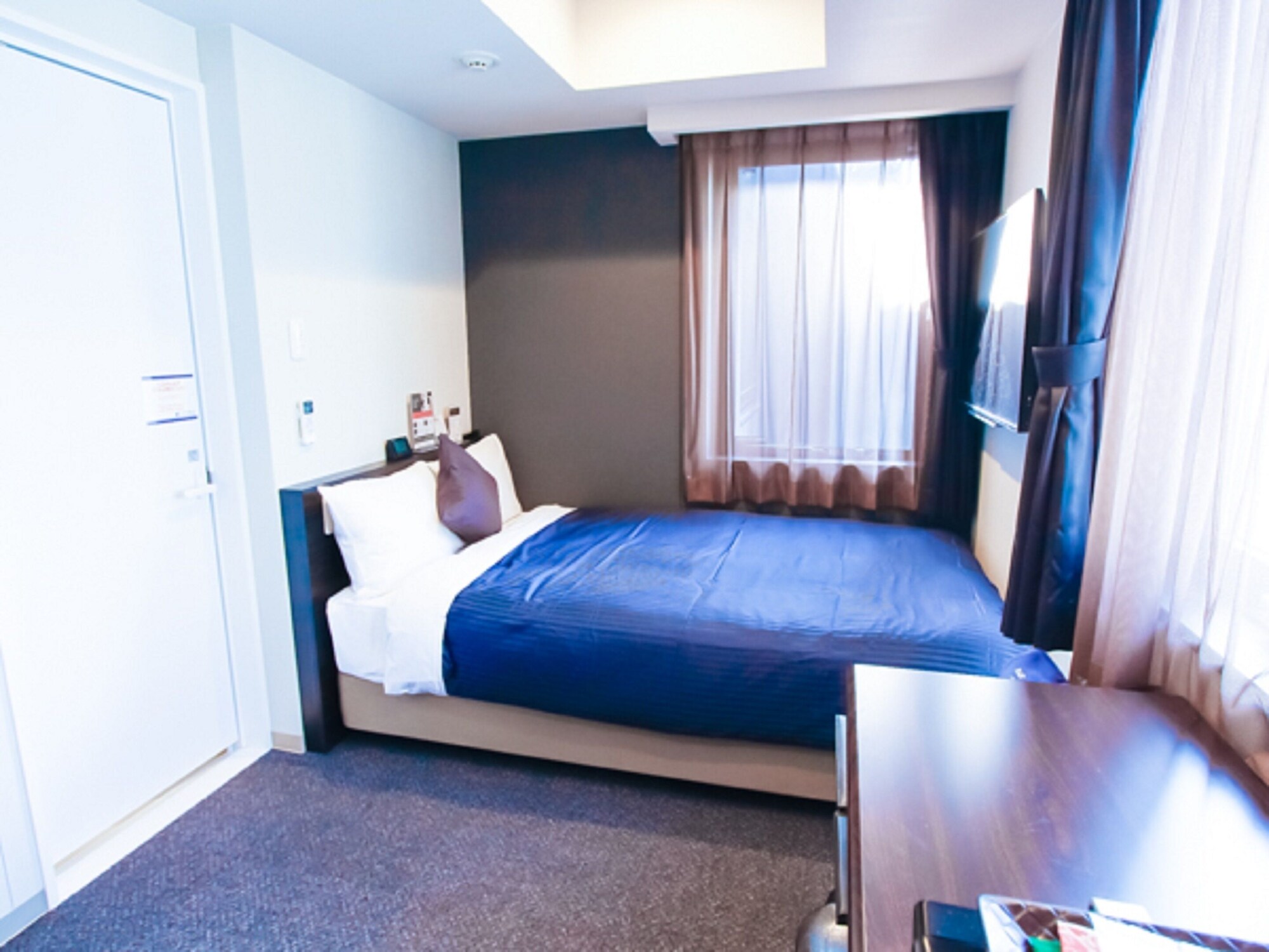 ROOM, SINGLE