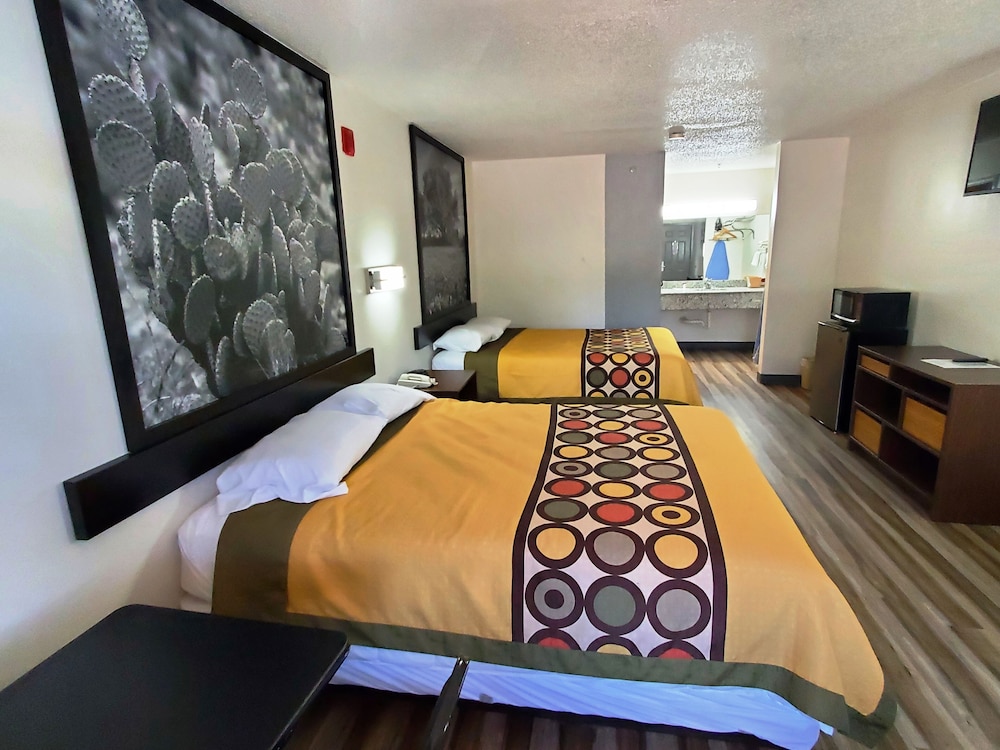 DELUXE, 2 QUEEN BEDS