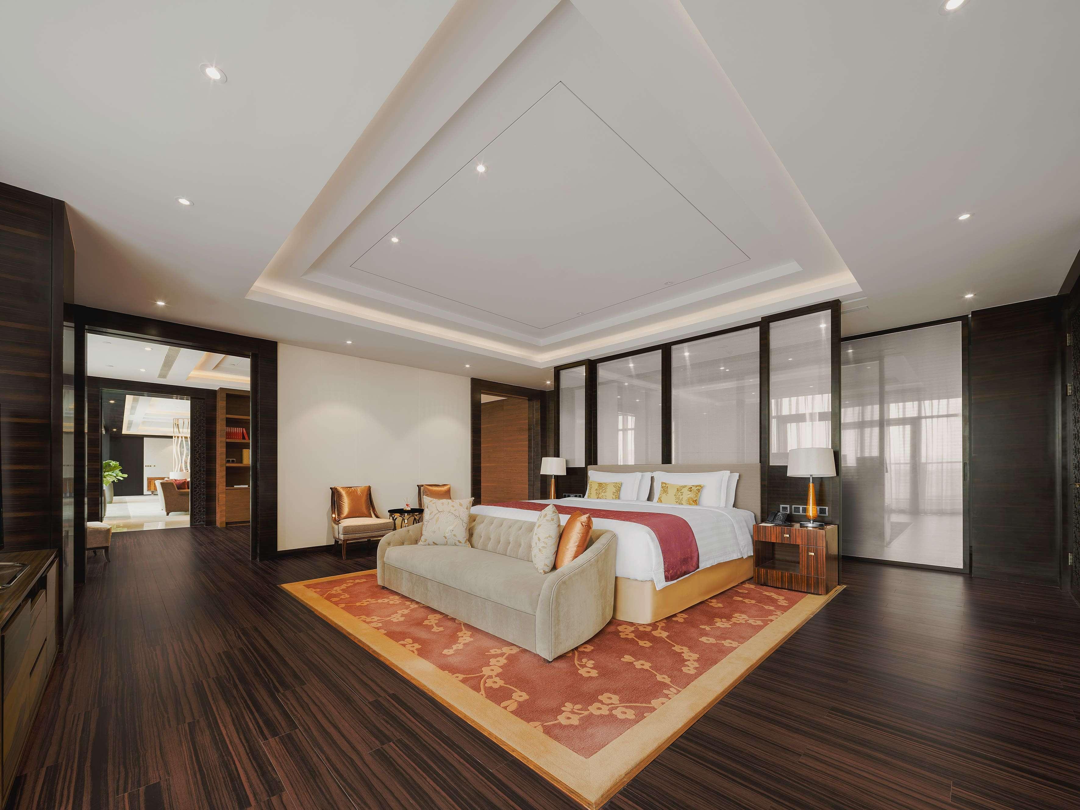 Red Level, Presidential, Suite