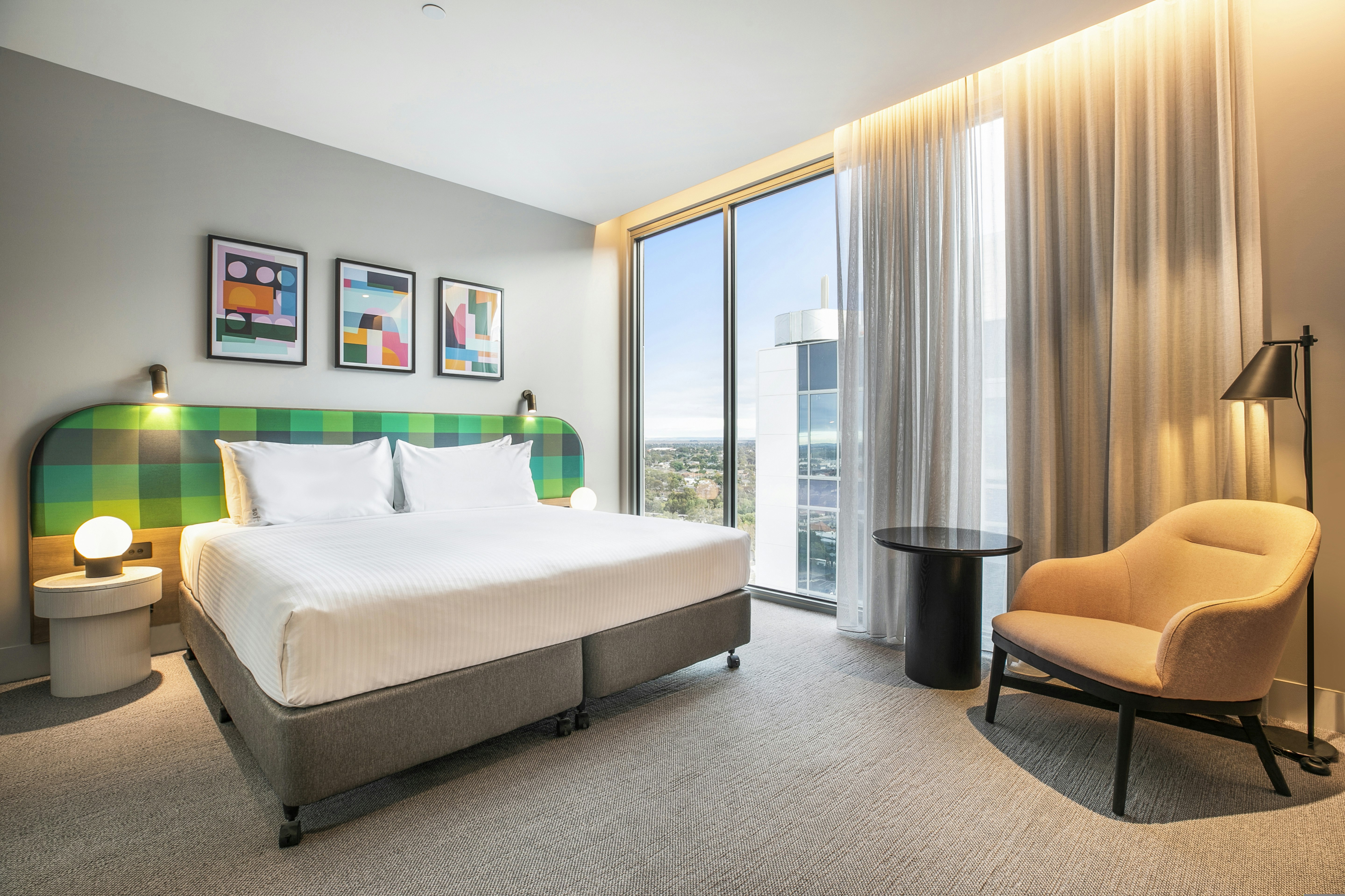 HOLIDAY INN WERRIBEE 25/75