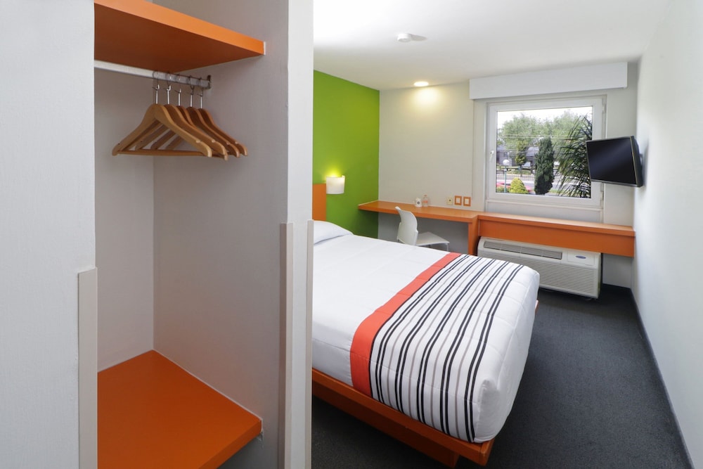 City Express Junior by Marriott Toluca Aeropuerto 18/50