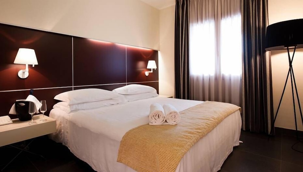 HOME CLUB SUITE HOTEL 9/22