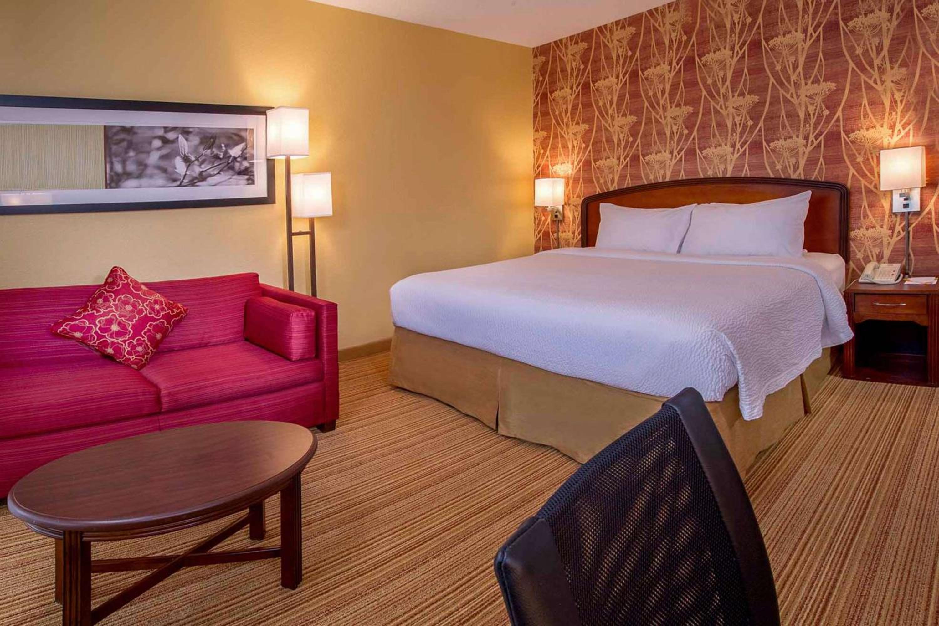 DELUXE, KING BED