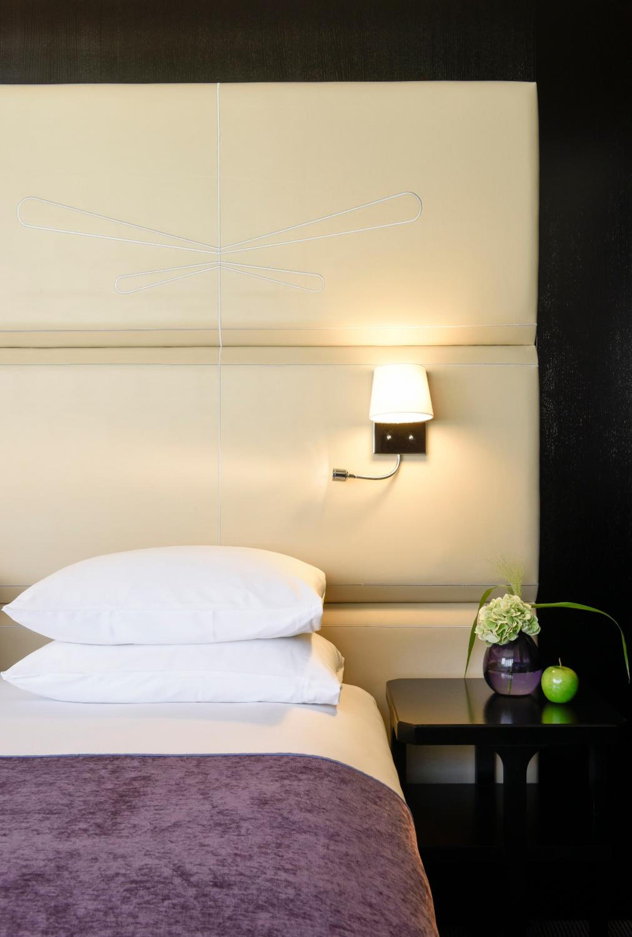 ROOM, SINGLE