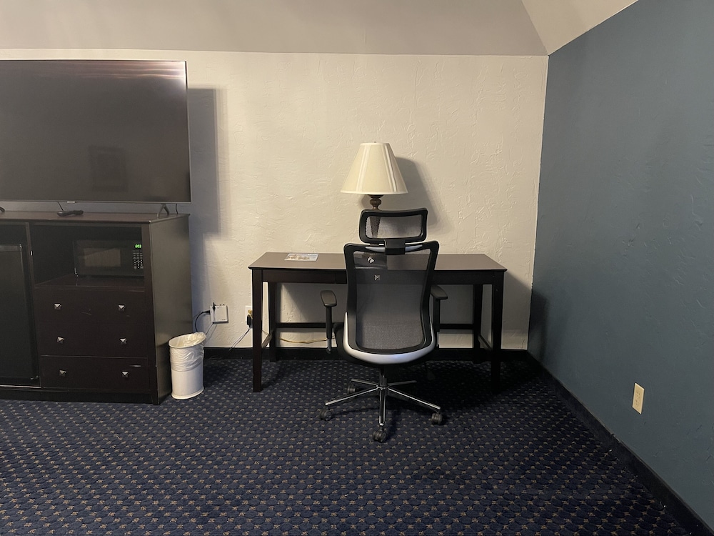 The Chateau Hotel And Conference Center 45/53
