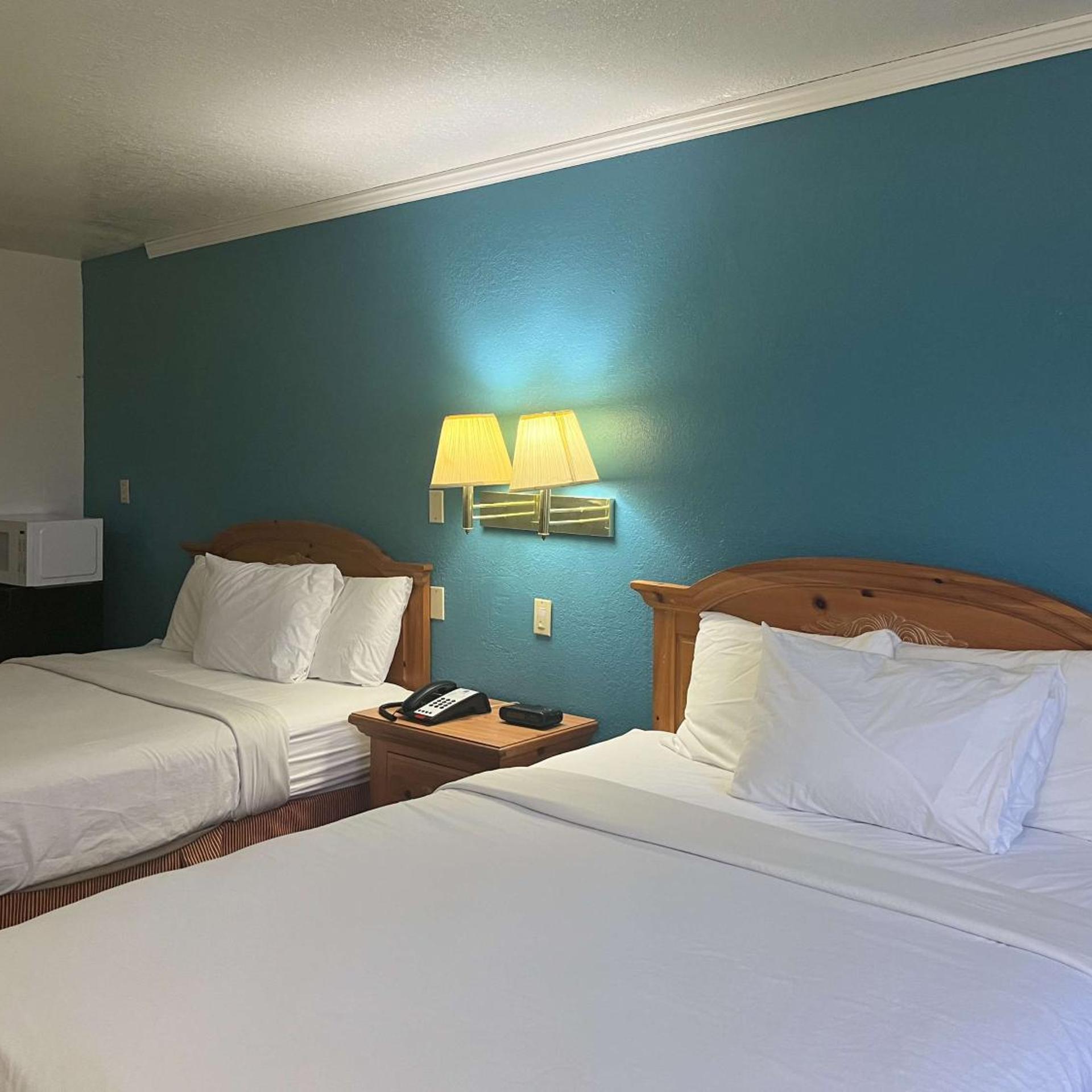 2 Queen Beds - Non-Smoking, Micfridge