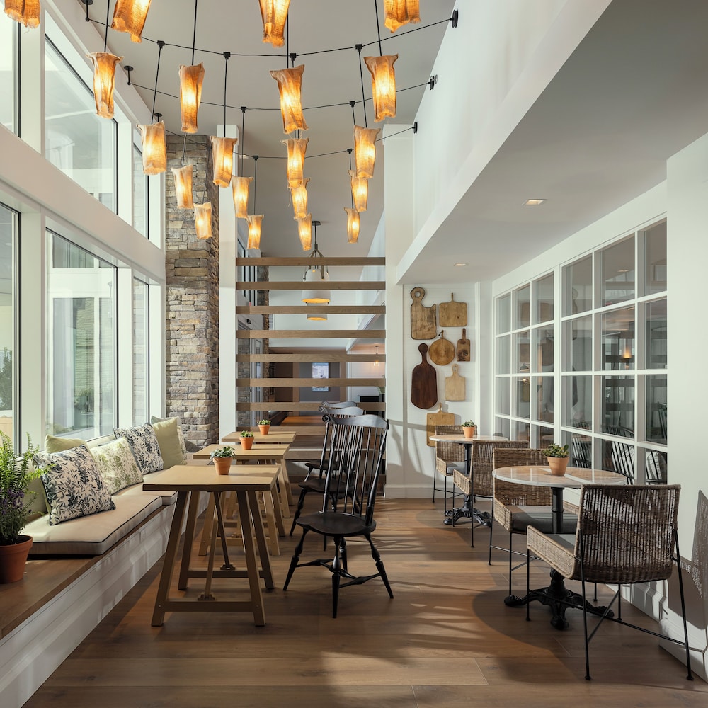Newport Harbor Island Resort 50/66