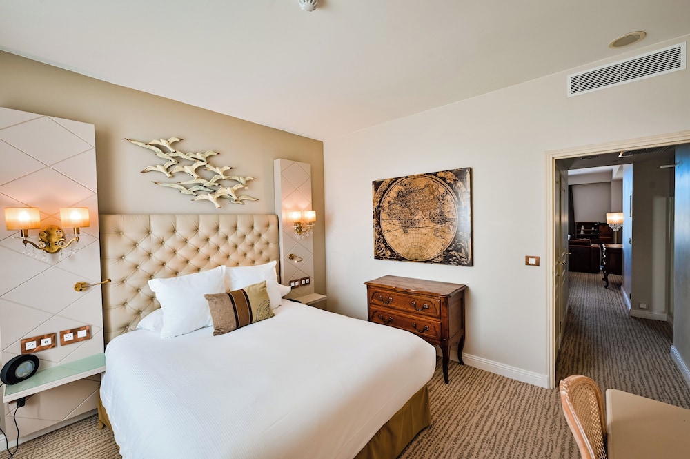 Riviera, Suite, 2 King Beds, Partial Sea View، GRAND HOTEL DES SABLETTES PLAGE, CURIO COLLECTION BY HILTON 3/9