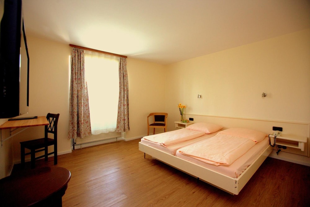 AIRPORT HOTEL WALLDORF 10/31