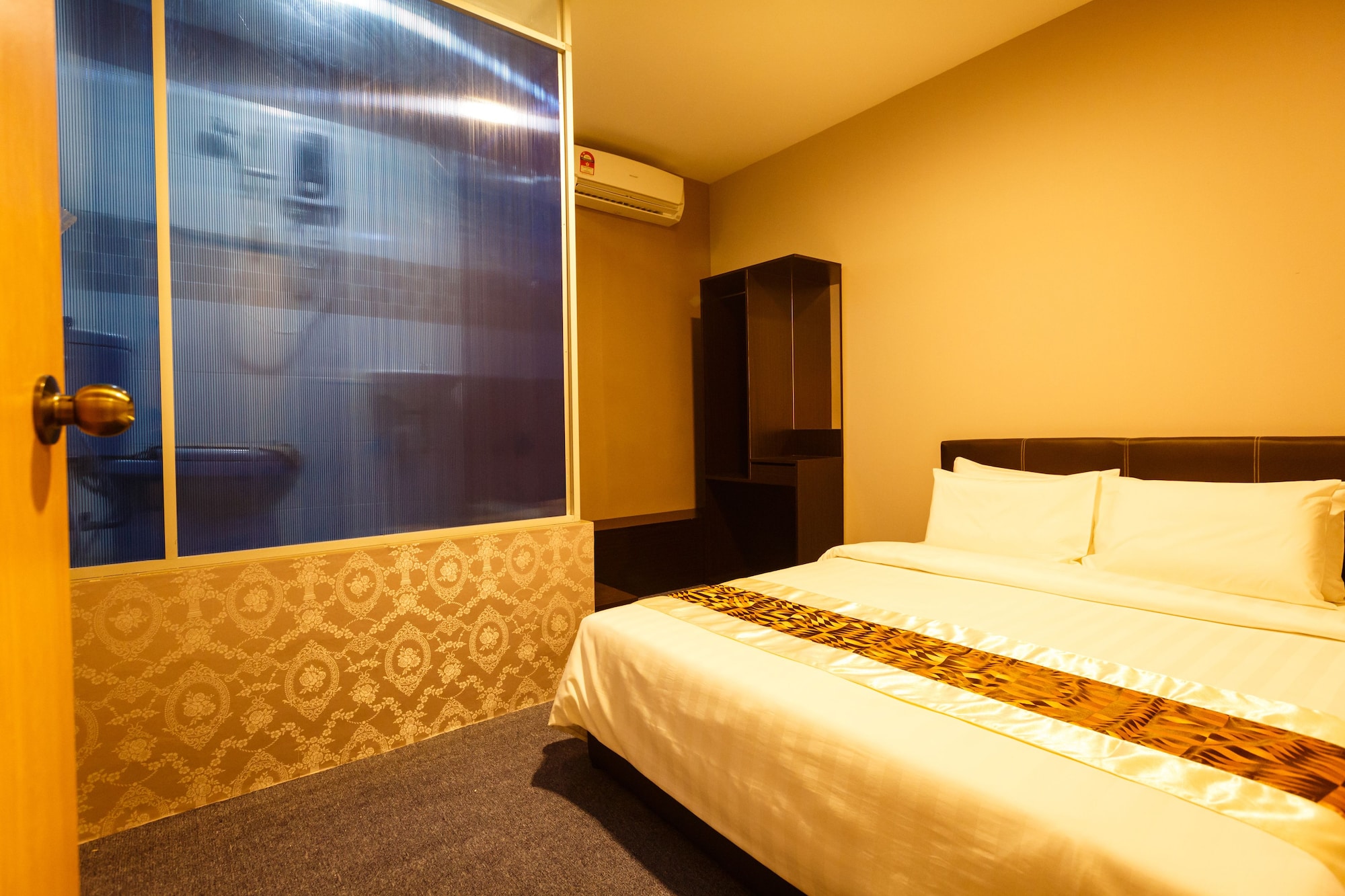 ROOM, QUEEN BED