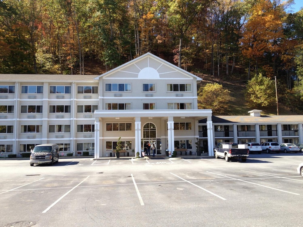 Cherokee Grand Hotel 2/48