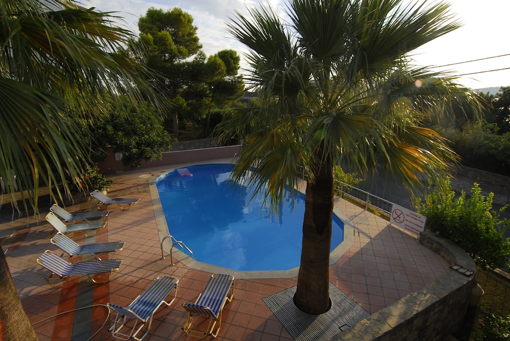 Lato Hotel 33/44