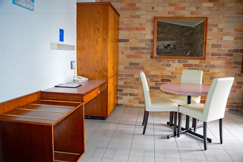 REST POINT MOTOR INN 43/58
