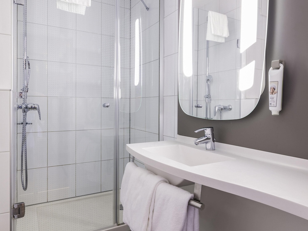 ibis Zurich Messe Airport 64/66