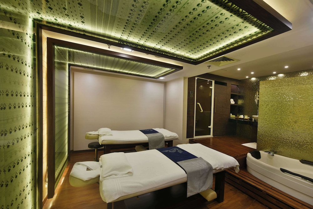 Radisson Blu Dhaka Water Garden 40/83