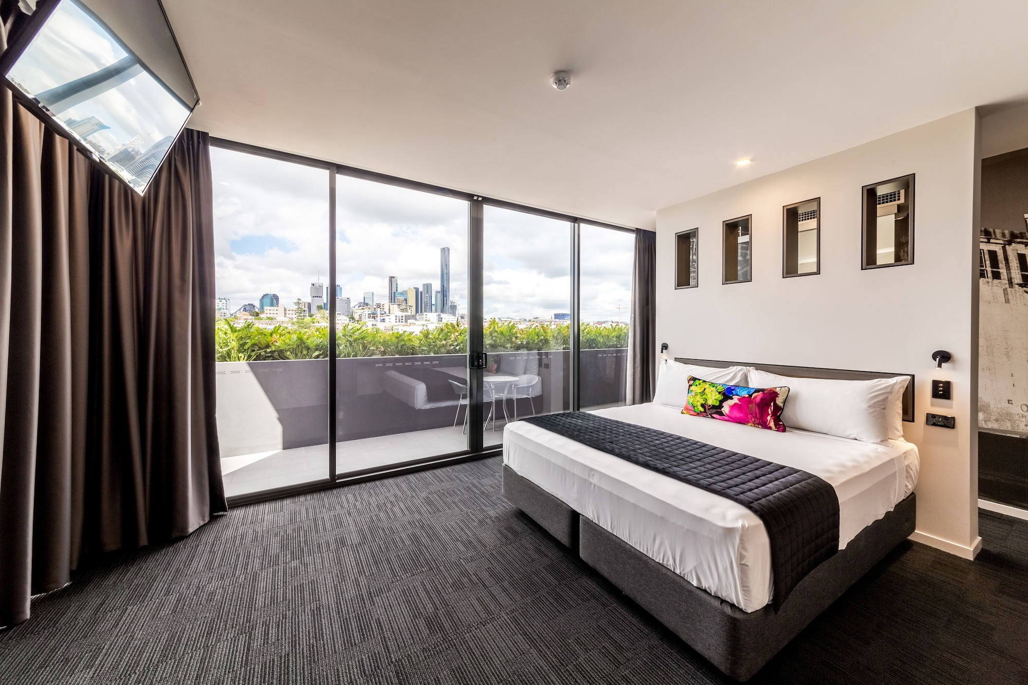 DELUXE, KING BED, CITY VIEW
