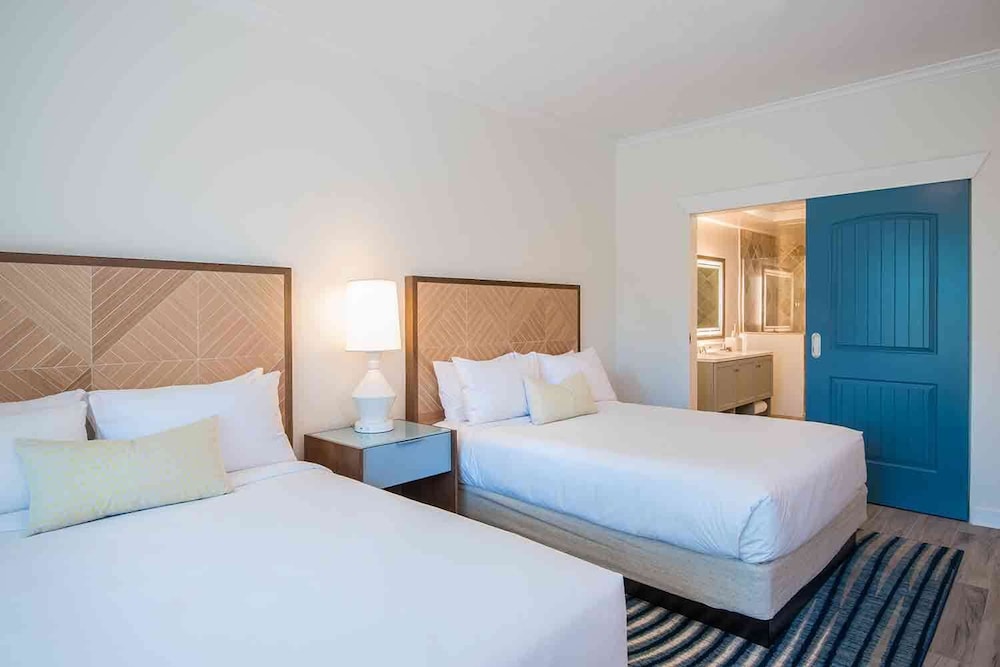 Resort, 2 Queen Beds, Accessible
