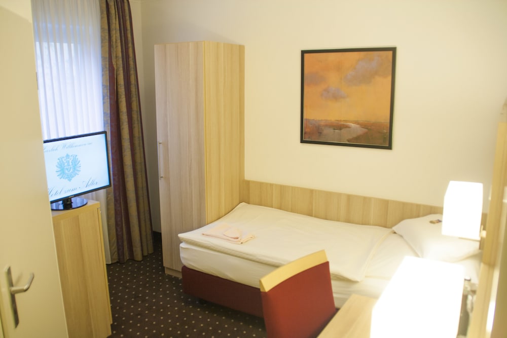 ROOM, SINGLE