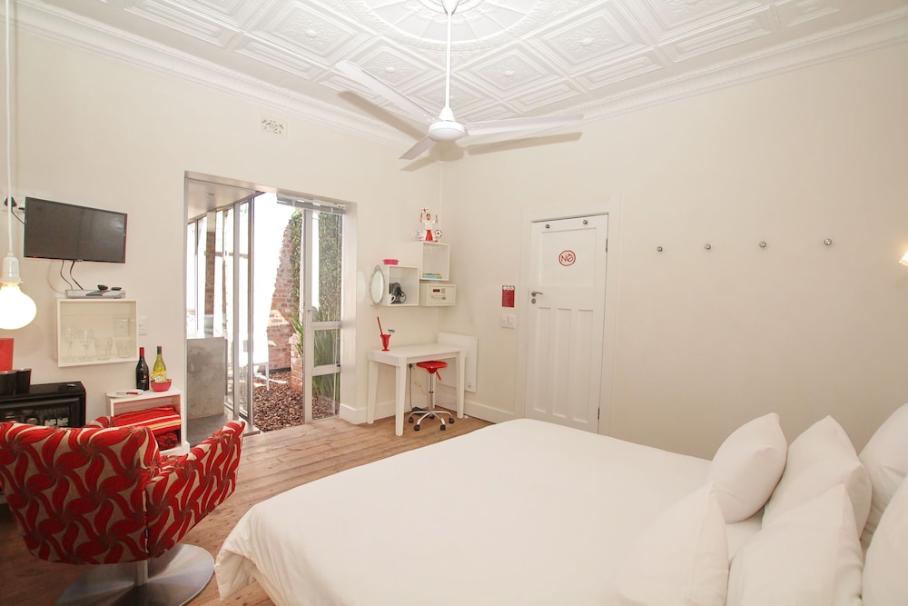COURTYARD, DOUBLE OR TWIN BED