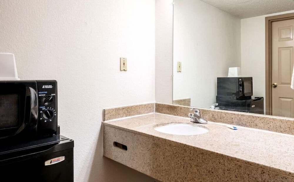 غرفة بسرير كينج، Studios And Suites 4 Less Emporia 6/7