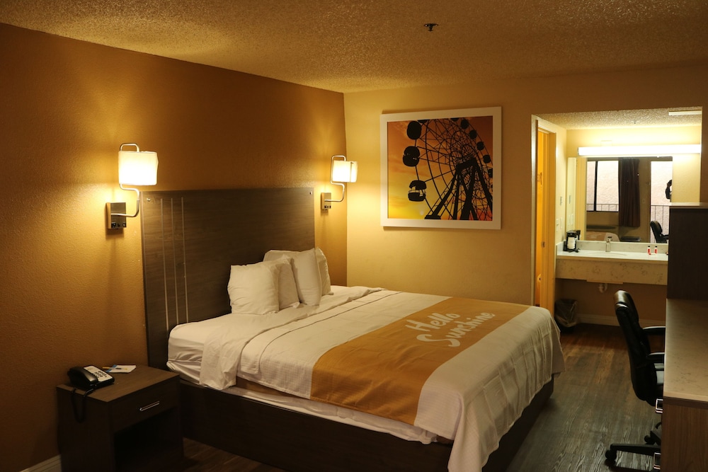 Days Inn By Wyndham Fresno South 8/38