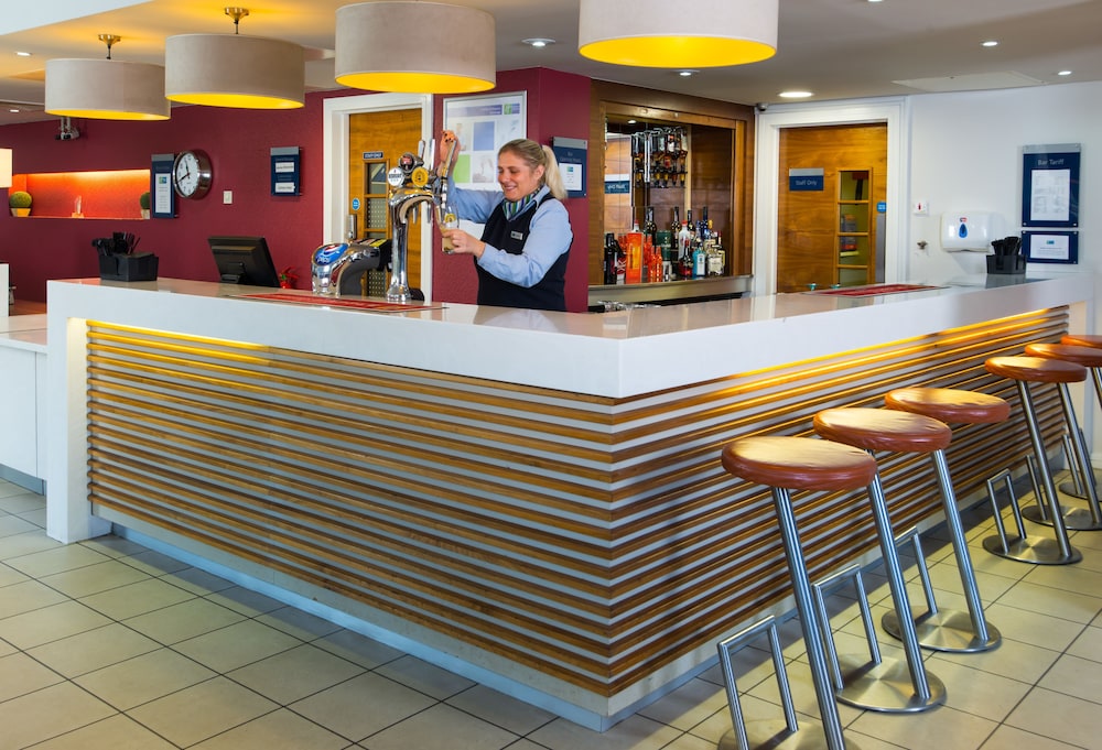 Holiday Inn Express Stevenage 9/66