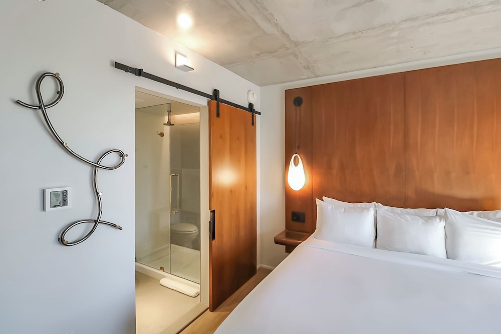 CLUB, KING BED