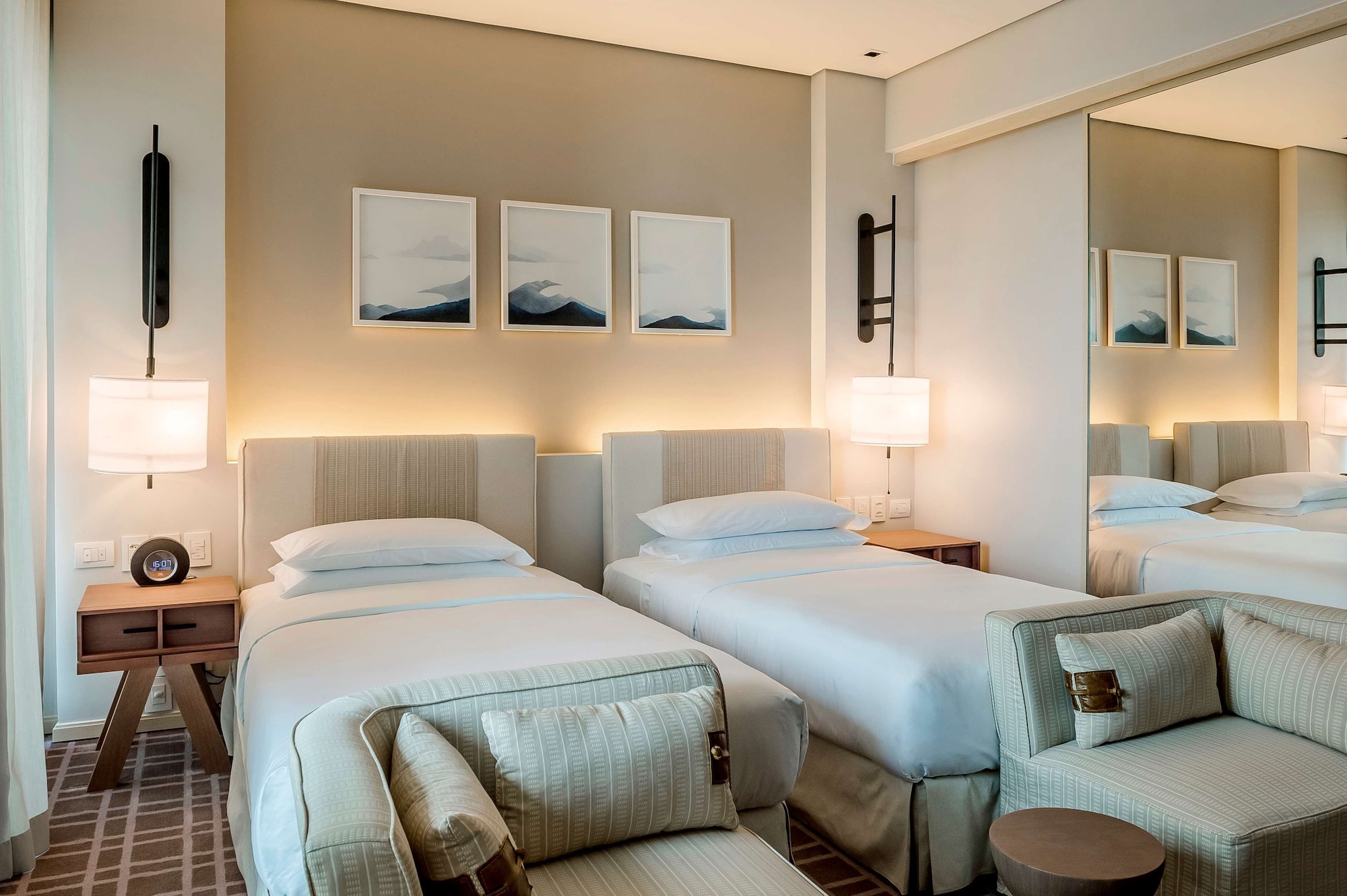 ROOM, TWIN BEDS