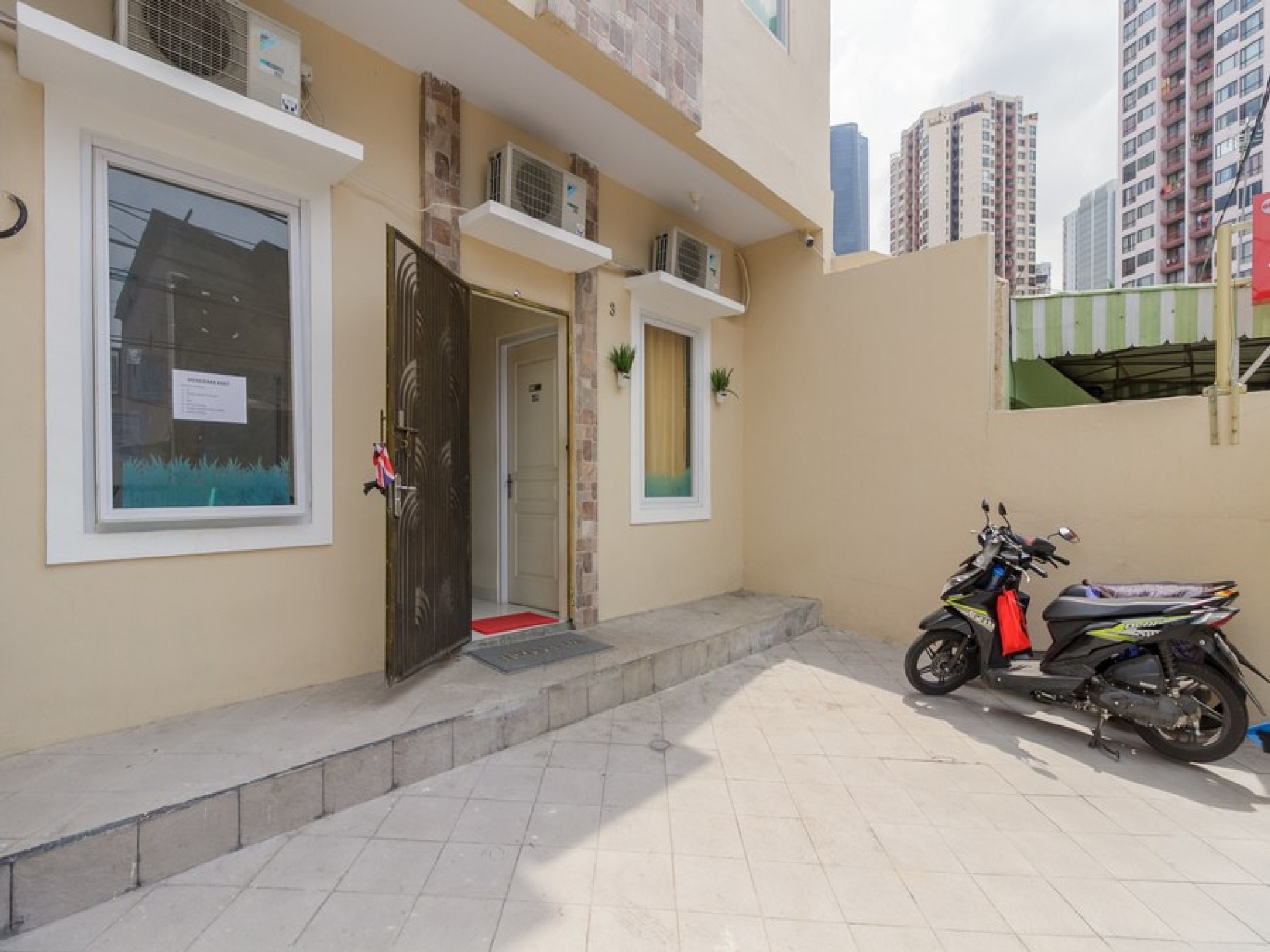 Reddoorz Plus Near Taman Rasuna Menteng 15/17