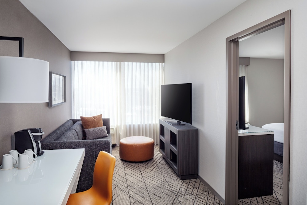 جناح بسرير كينج بغرفة نوم واحدة مع أريكة، Hyatt Washington DC / Convention Center 3/7