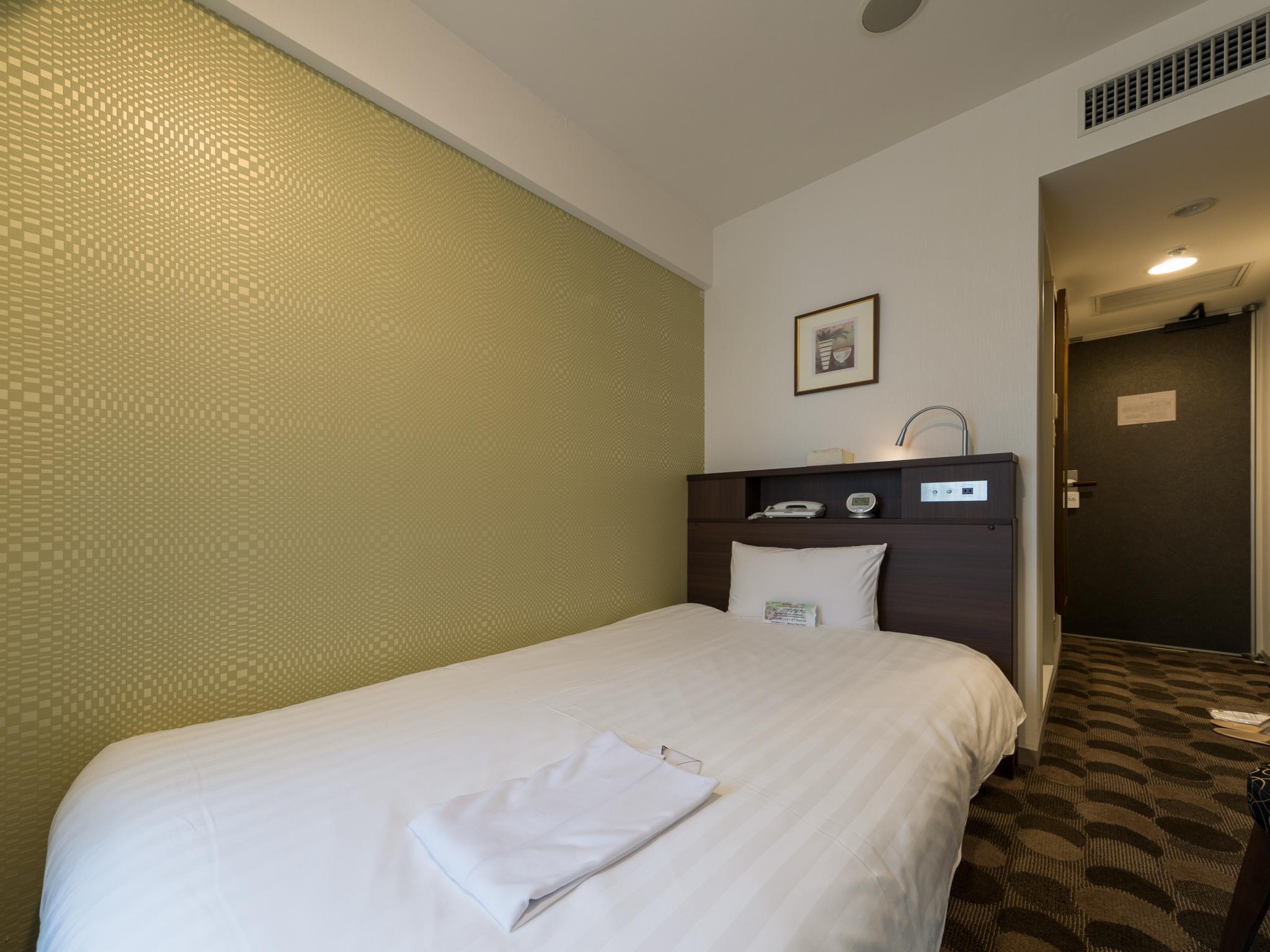 ROOM, SINGLE