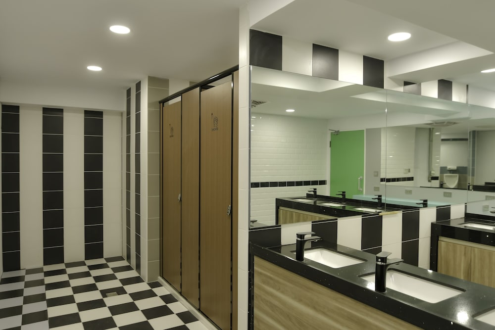 Flyinn Hostel 50/50