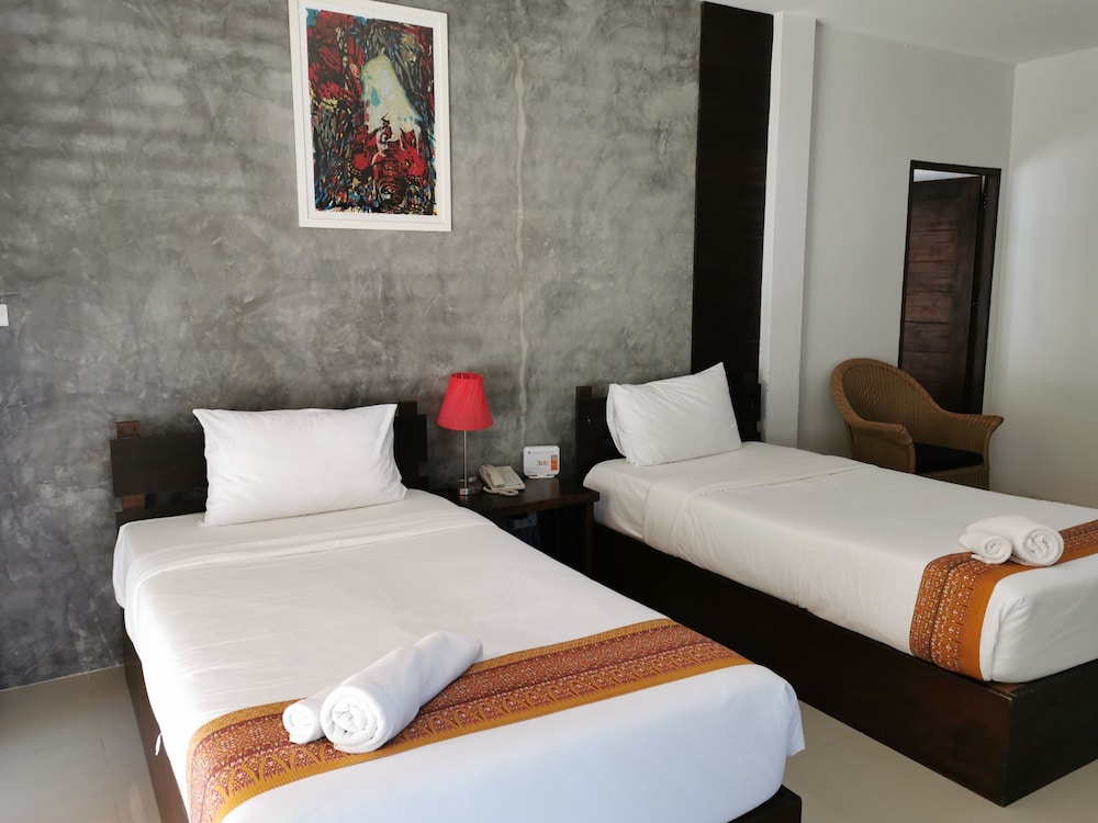 Nana Beach Hotel 36/80
