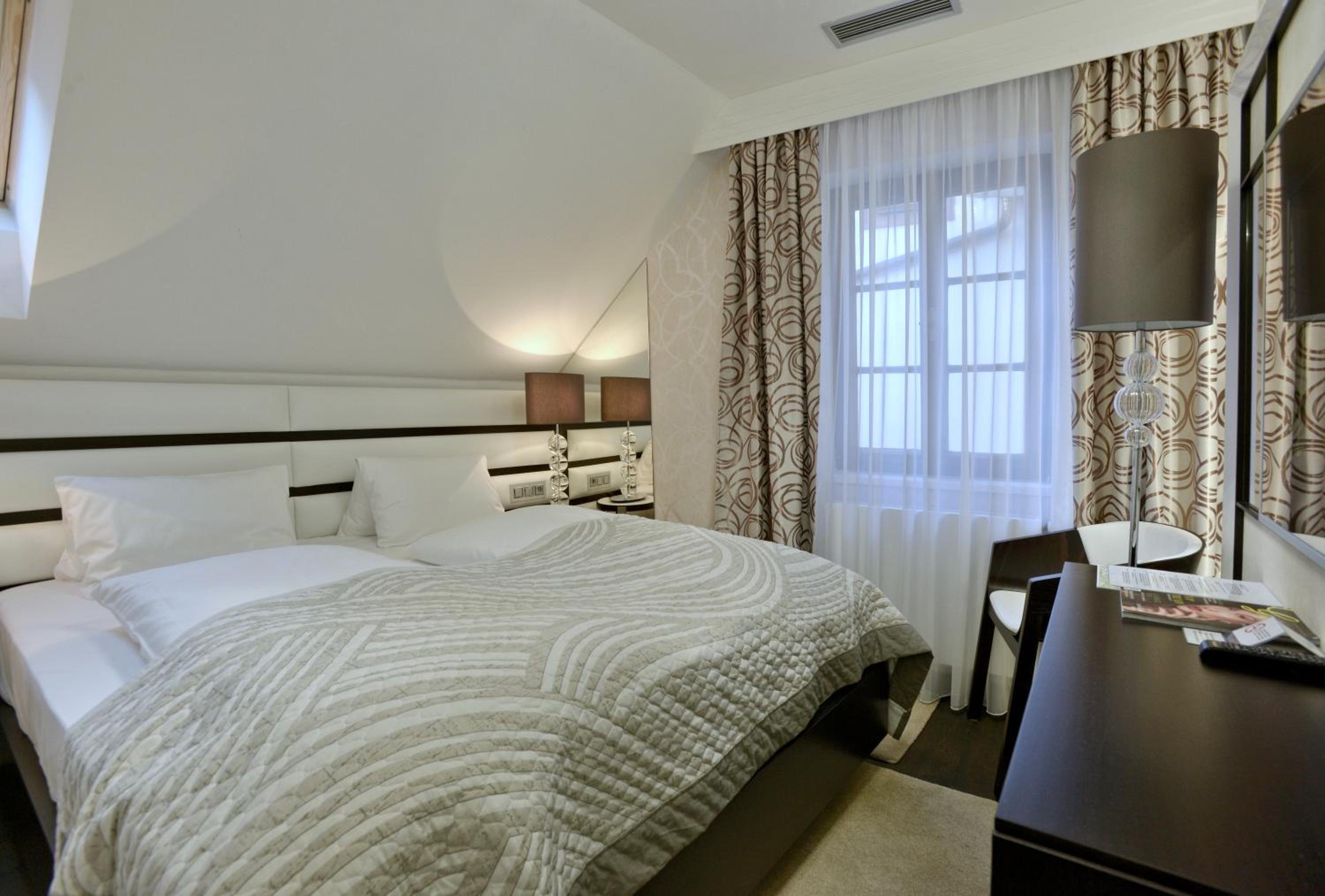 Double Bed, Street View, Annex