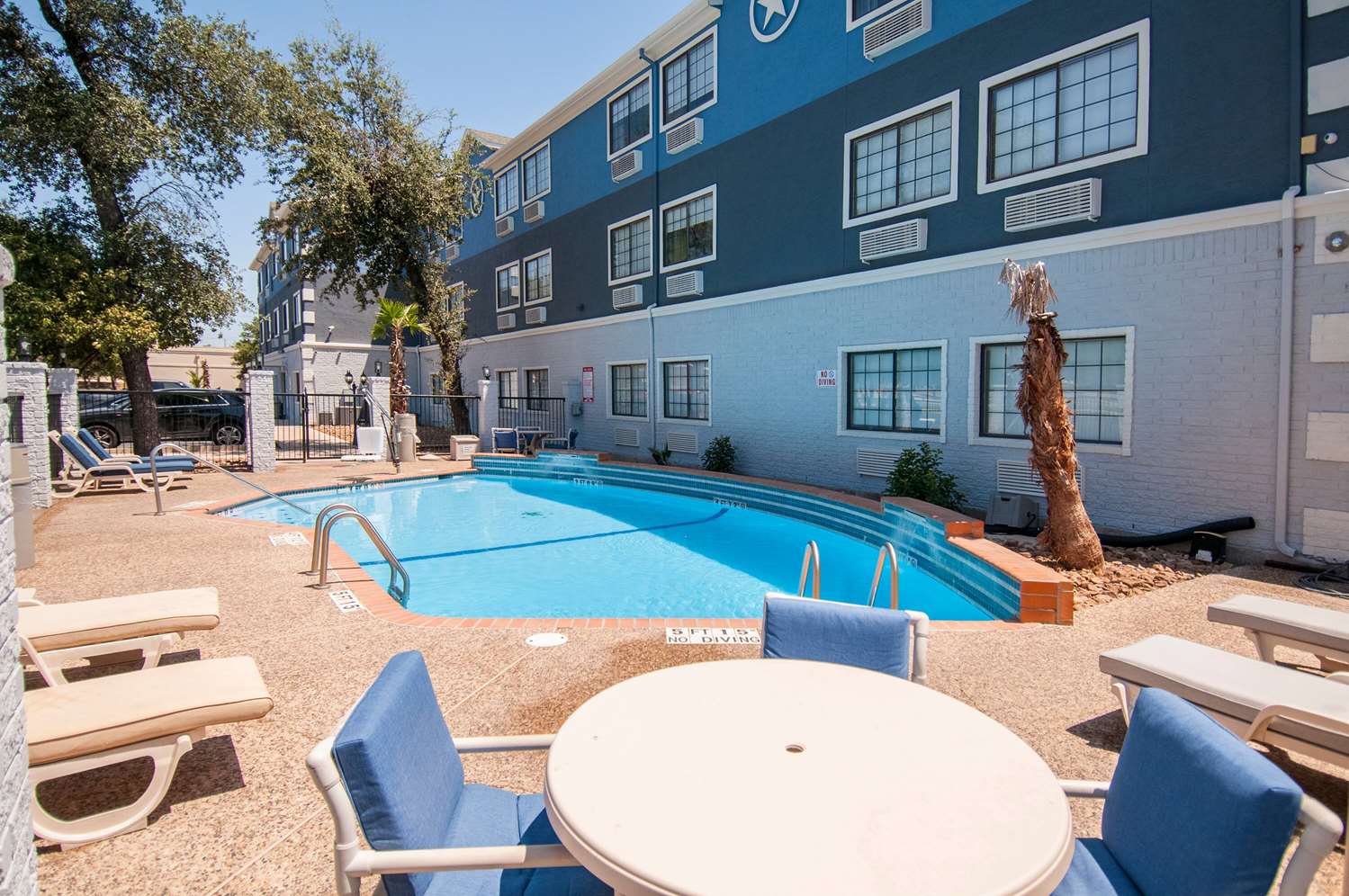 Days Inn & Suites by Wyndham San Antonio North/Stone Oak 59/63