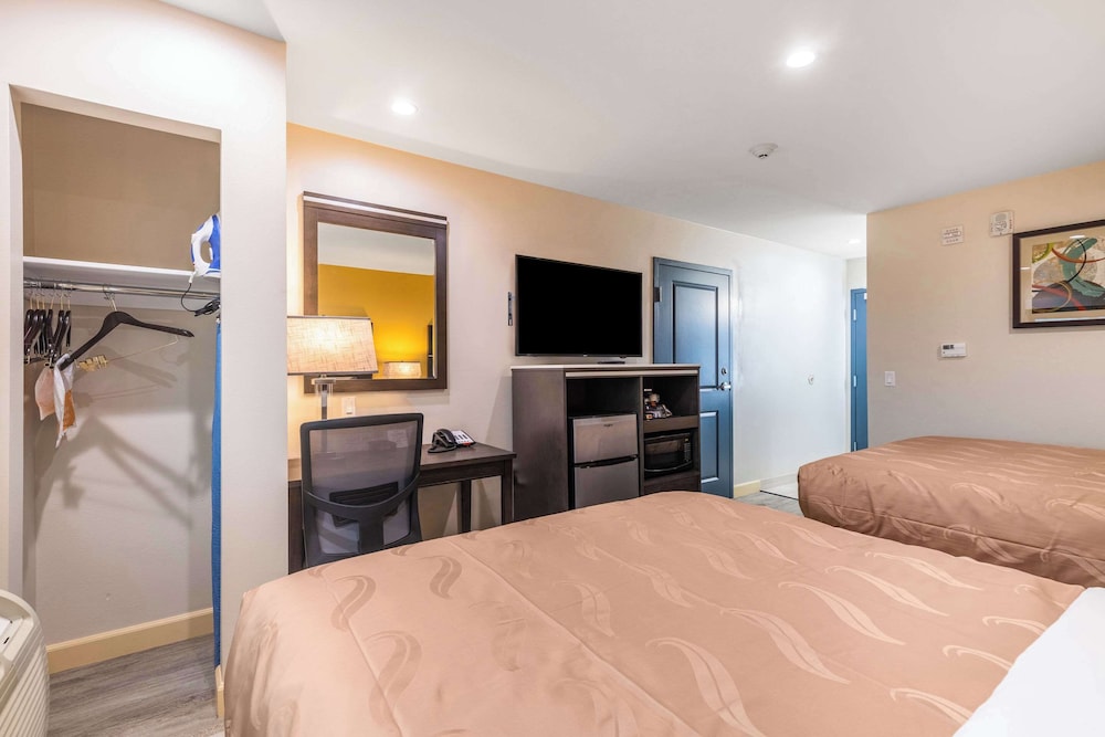 Room, 2 Queen Beds, Near the Lounge Access