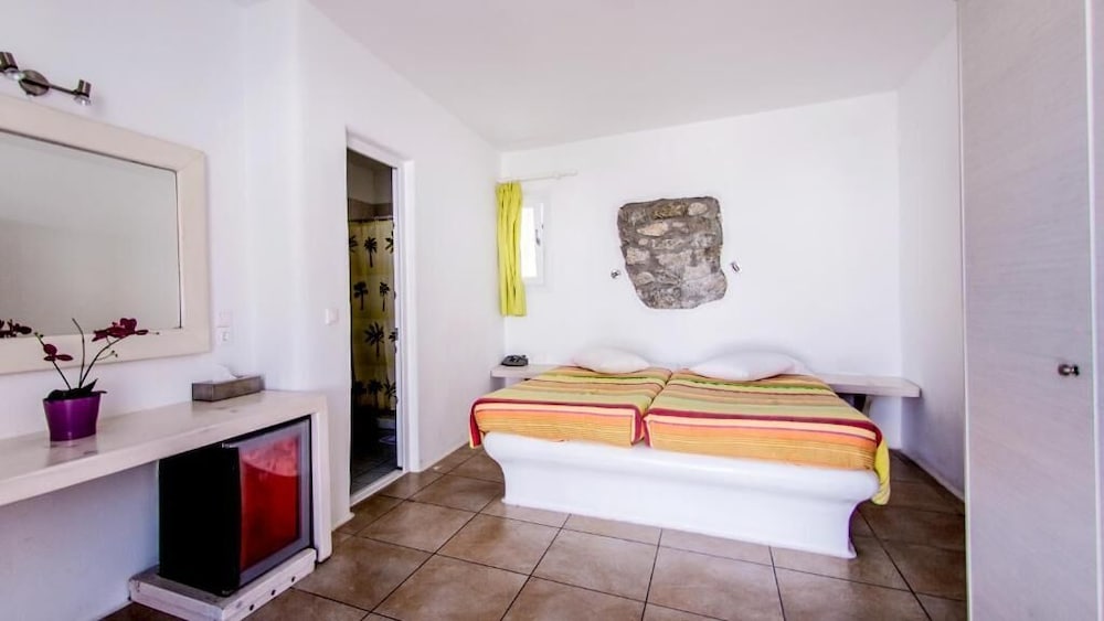 ROOM, SINGLE