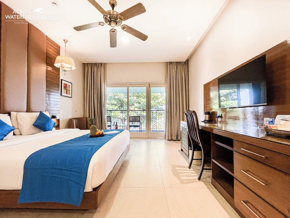 Superior, Double Bed, Partial Lake View