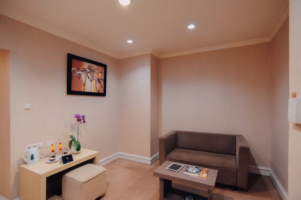 Surabaya Suites Hotel Powered by Archipelago 51/66