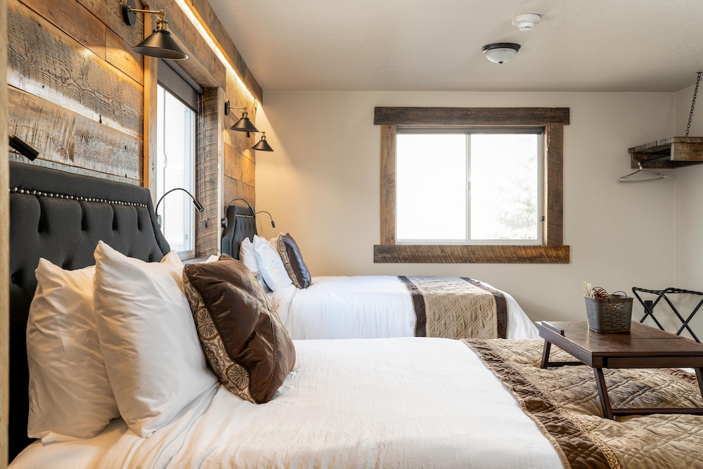 The Adventure Inn Yellowstone 10/42
