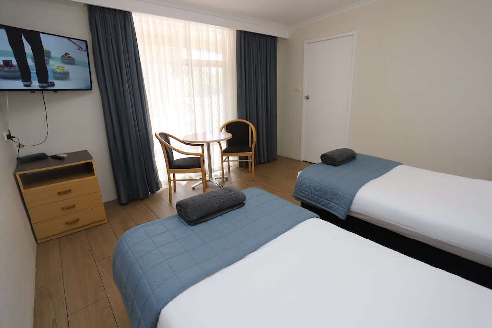 Sleepy Hill Motor Inn 12/50