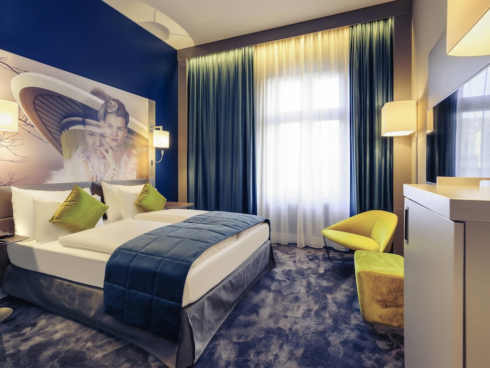 SUPERIOR, QUEEN BED, CITY VIEW