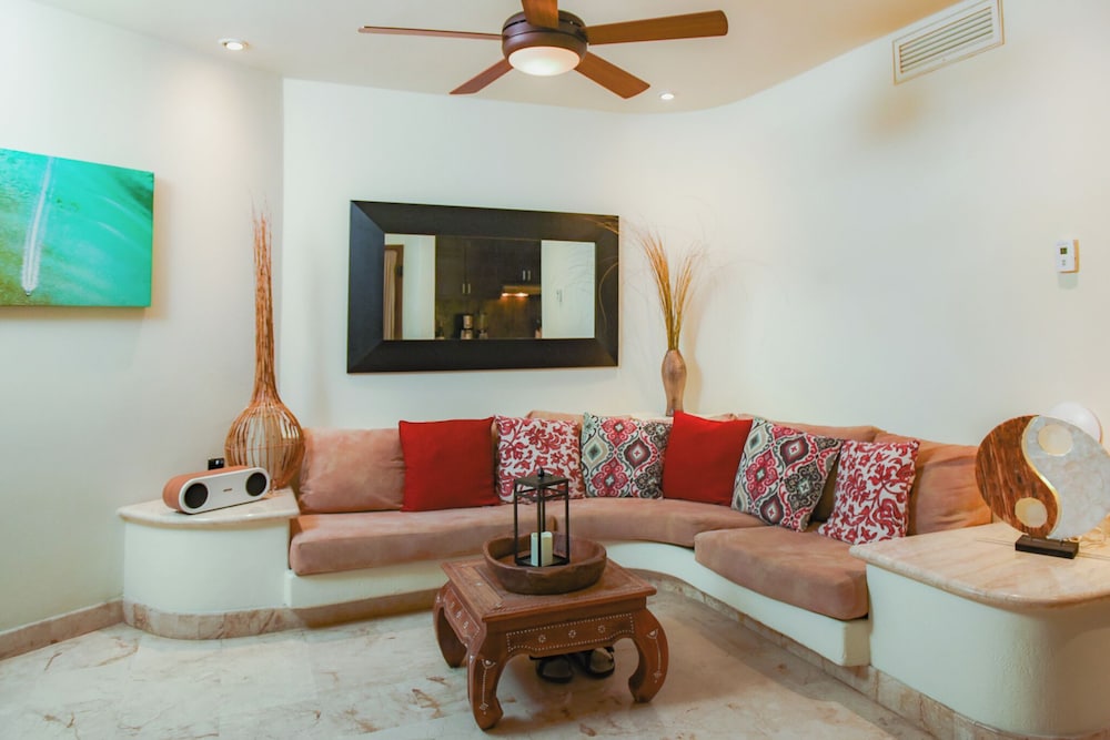El Taj Oceanfront & Beachside Condo Hotel 54/74